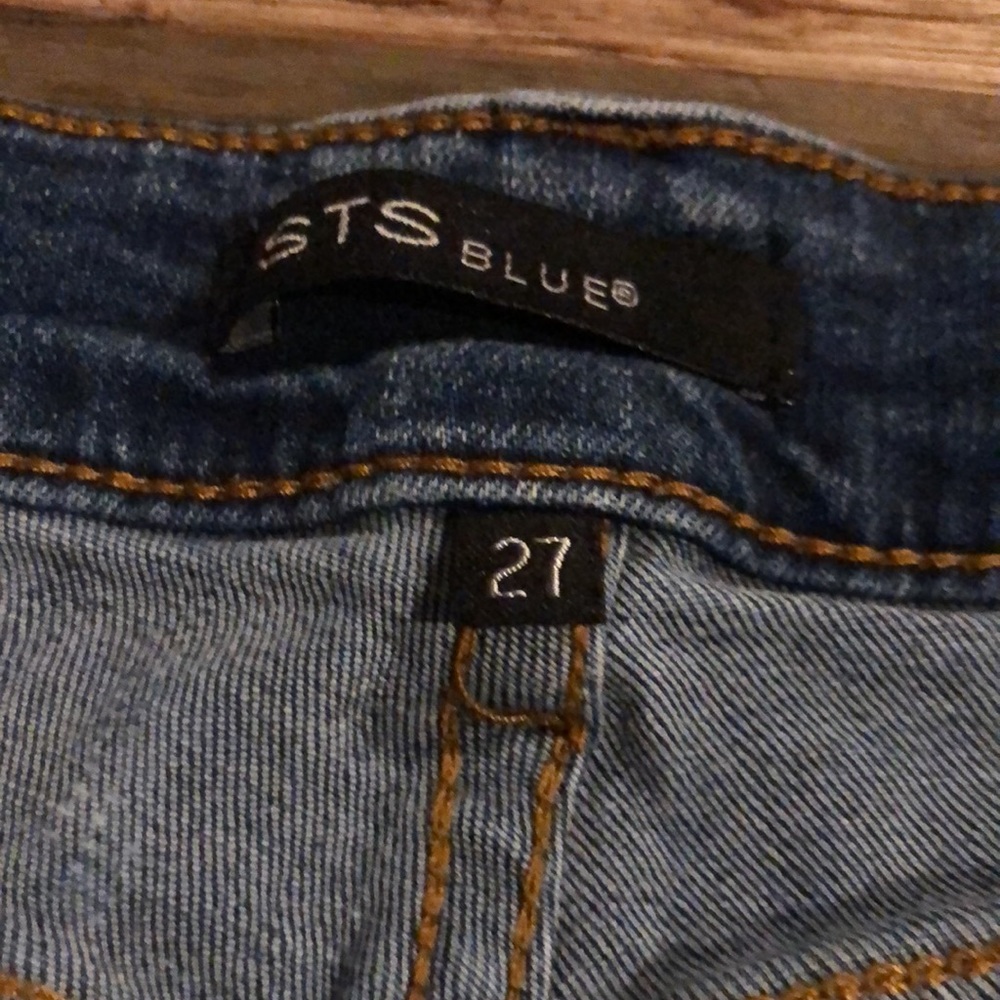 Adorable distressed jean shorts - Picture 4 of 4